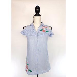 CROWN & IVY Cold Shoulder Ruffle Top Floral Sz M